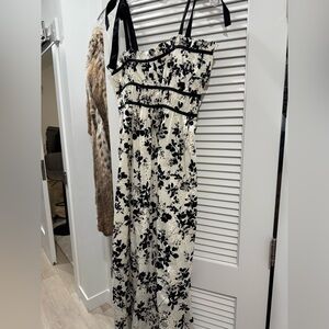 New nwt en saison gathered Black & White Floral Dress $100 off!
